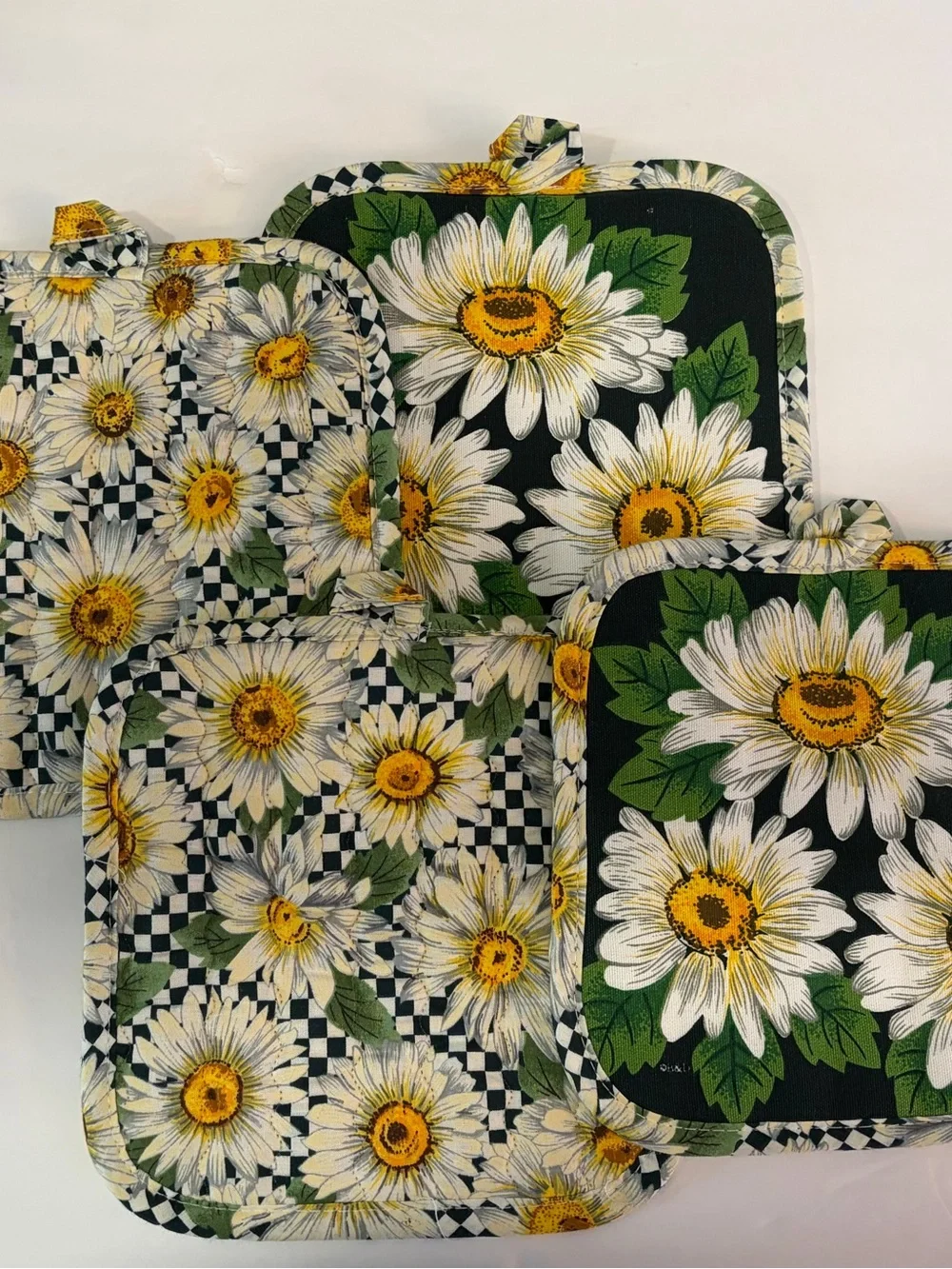 Set Of 4 Vintage -style quilted cotton pot holders with Daisy Pattern NWOT